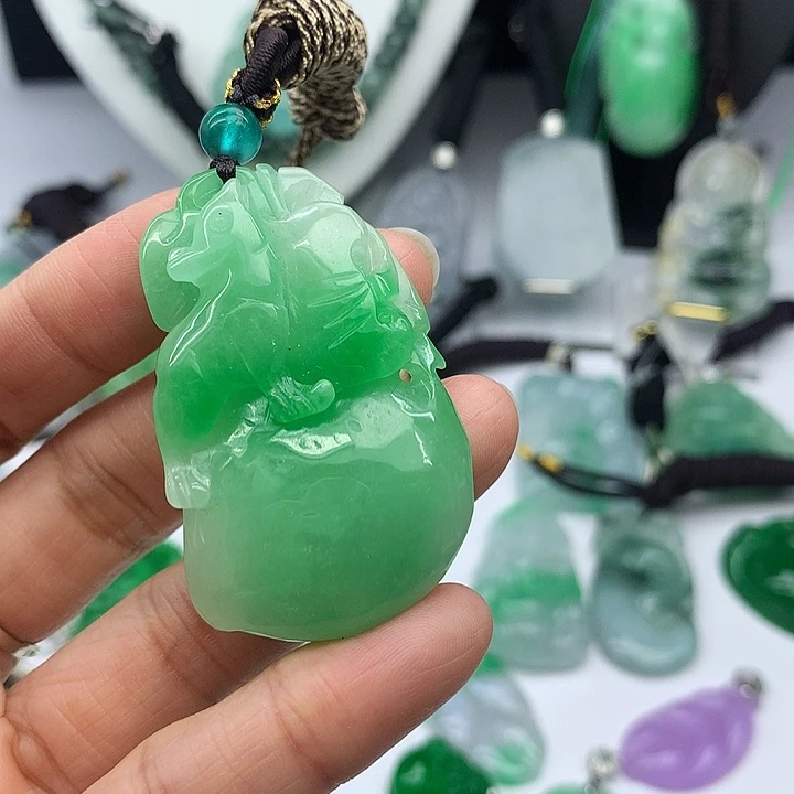 翡翠未镶嵌吊坠(赠链)