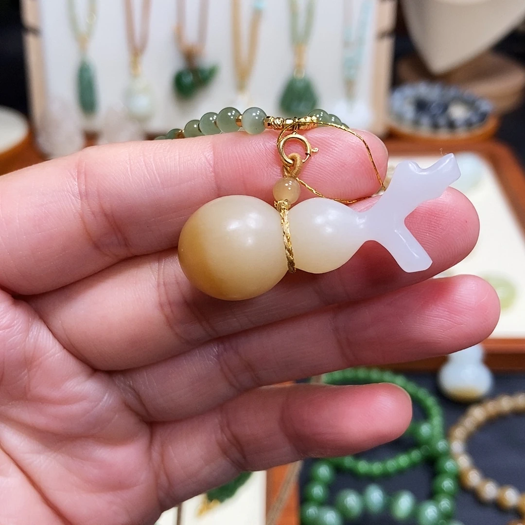 和田玉18K金镶嵌颈饰