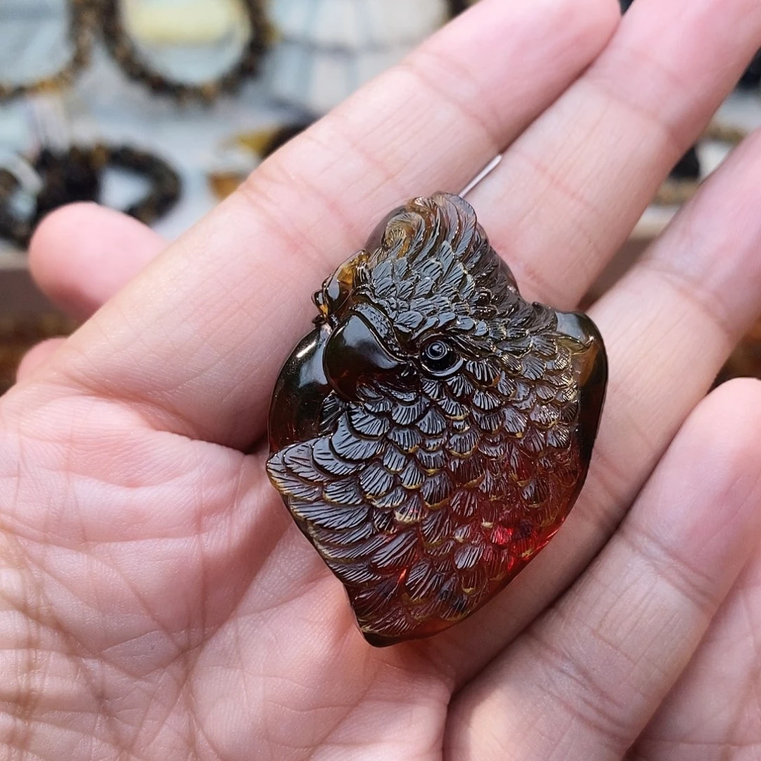 琥珀未镶嵌裸石雕刻件