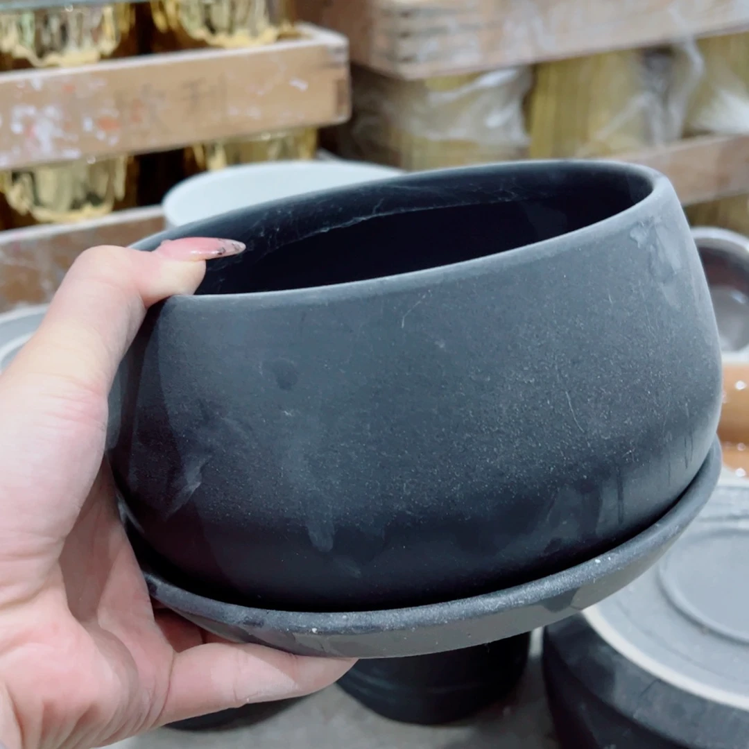 有孔，陶瓷花盆满10米包邮发货。