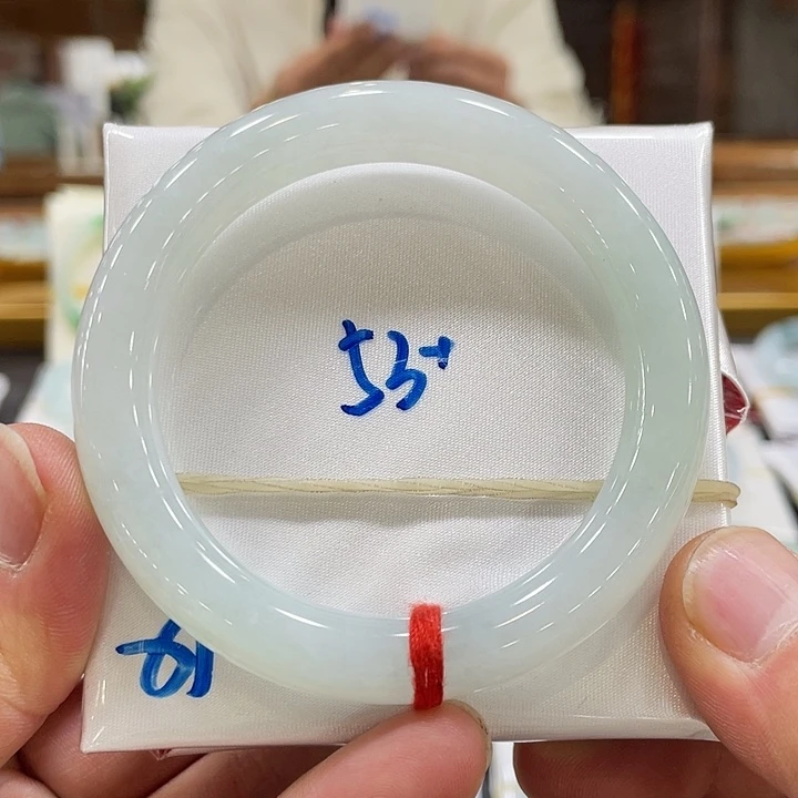 翡翠手镯未镶嵌翡翠