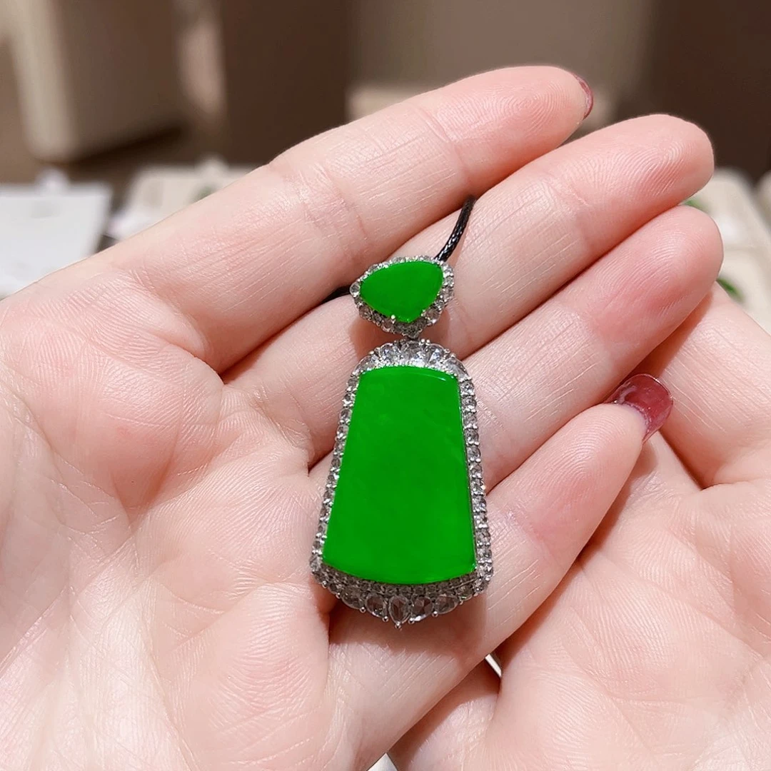 翡翠颈饰18K金镶嵌翡翠吊坠