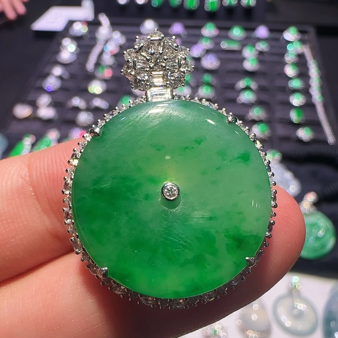 翡翠18K金镶嵌颈饰吊坠