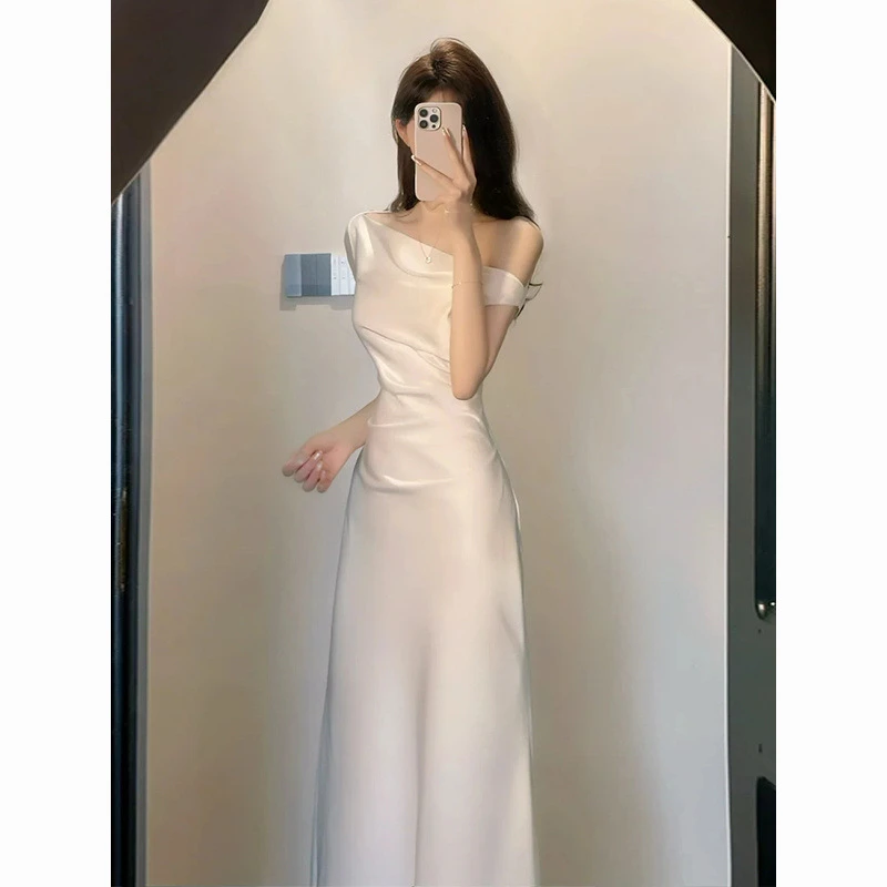 法式气质高级感荡领斜肩连衣裙收腰包臀醋酸缎面夏季新款长裙子白
