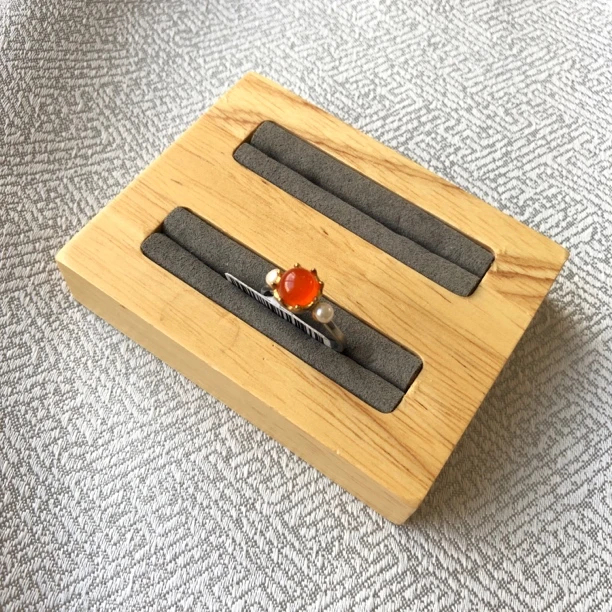 冰红设计款戒指太阳花带珍