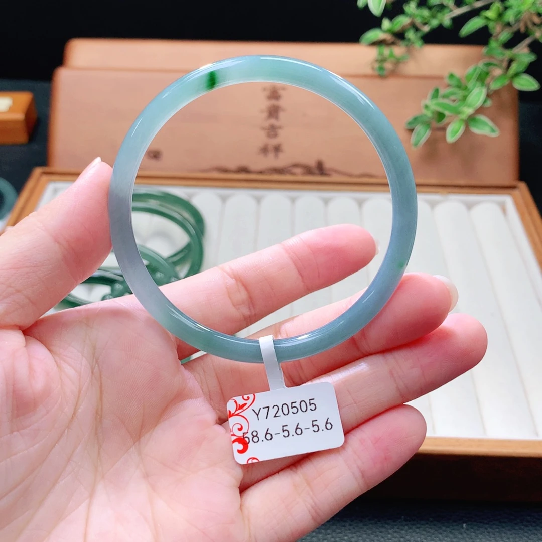 翡翠未镶嵌手镯（圆镯）