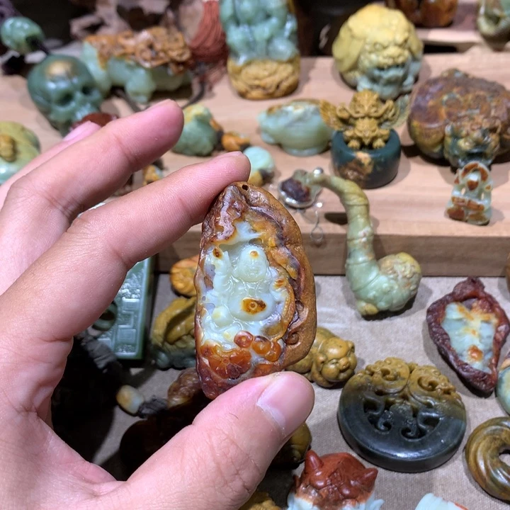 未镶嵌岫岩河磨玉（透闪石质玉）把件