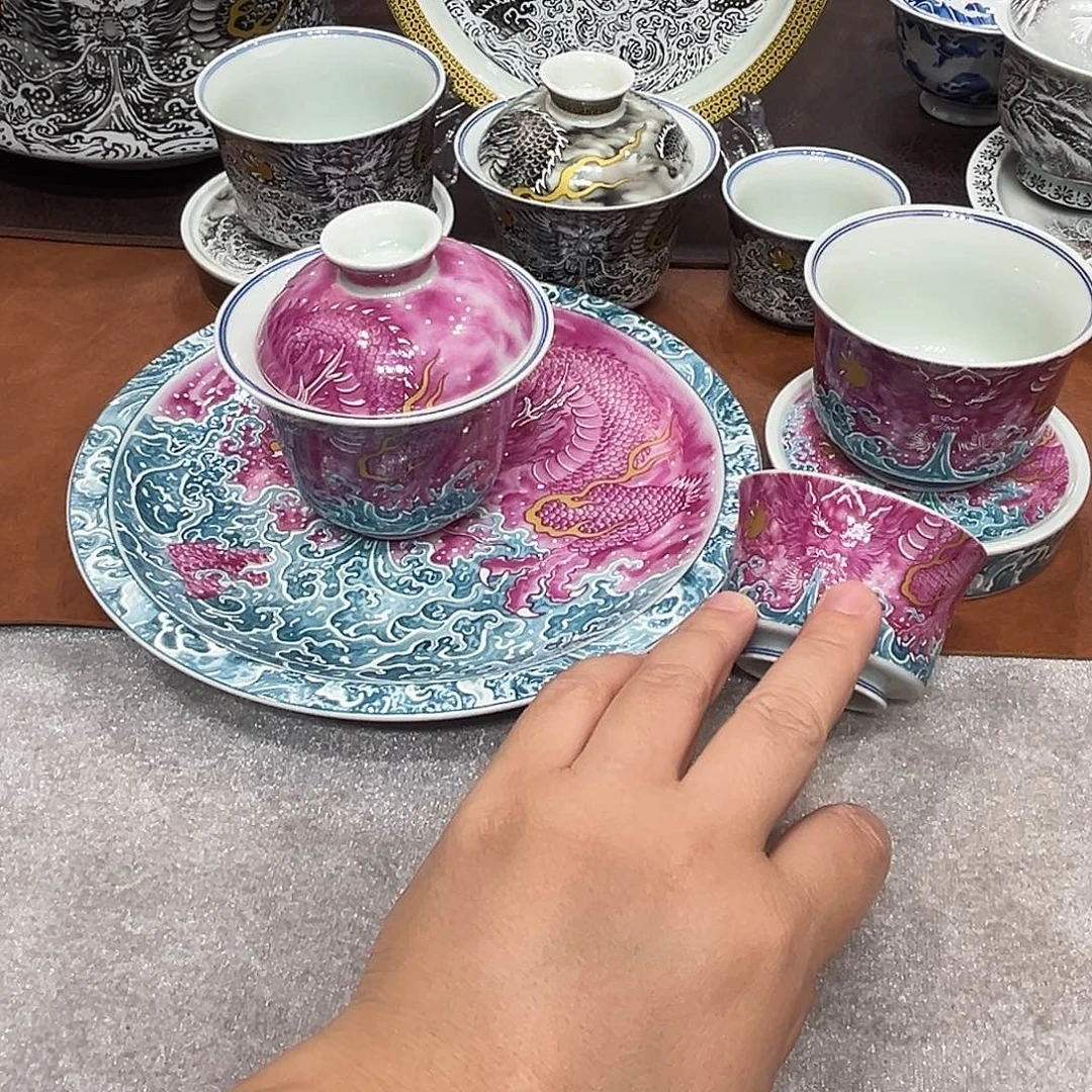 摆件过莫娜摸了一小心翼翼