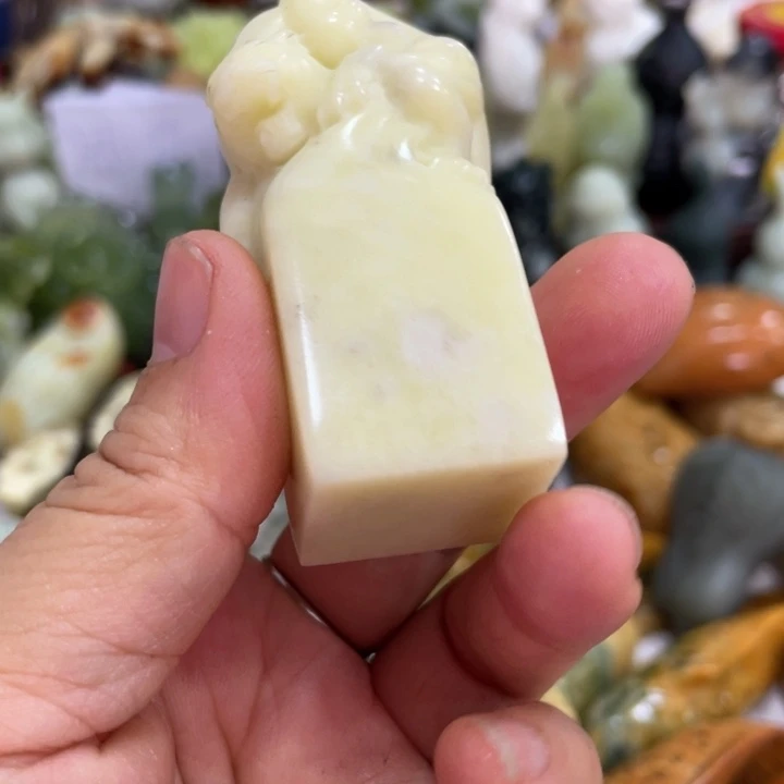 蛇纹石玉未镶嵌珠宝奇石
