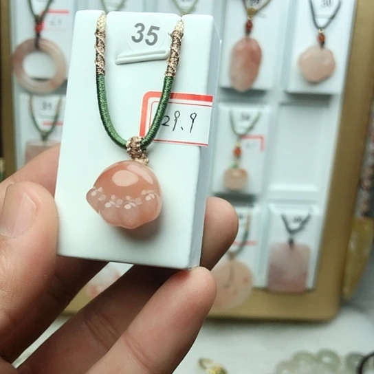 石英质玉颈饰未镶嵌小猫抓