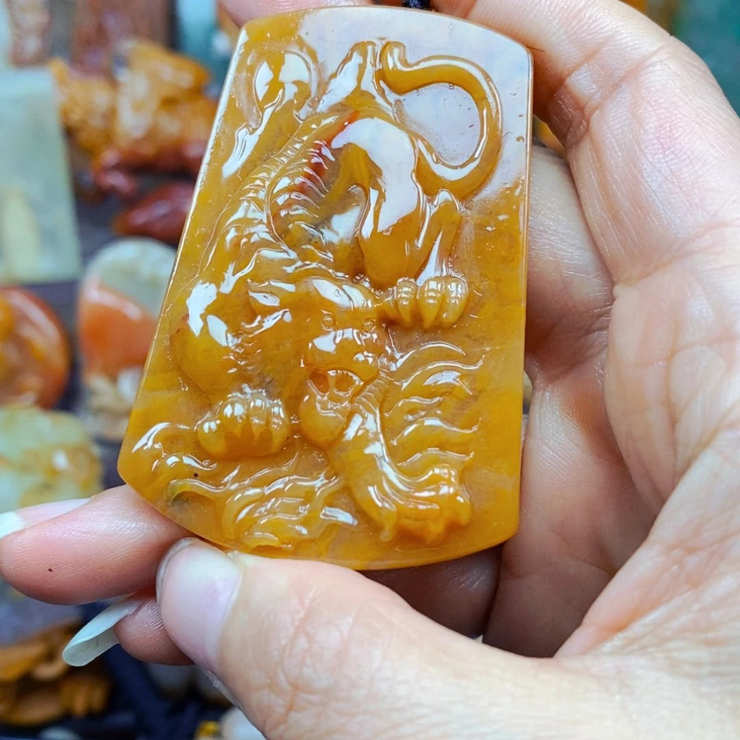 石英质玉（黄龙玉）未镶嵌颈饰