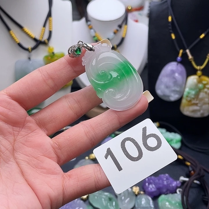 翡翠未镶嵌吊坠(赠链)