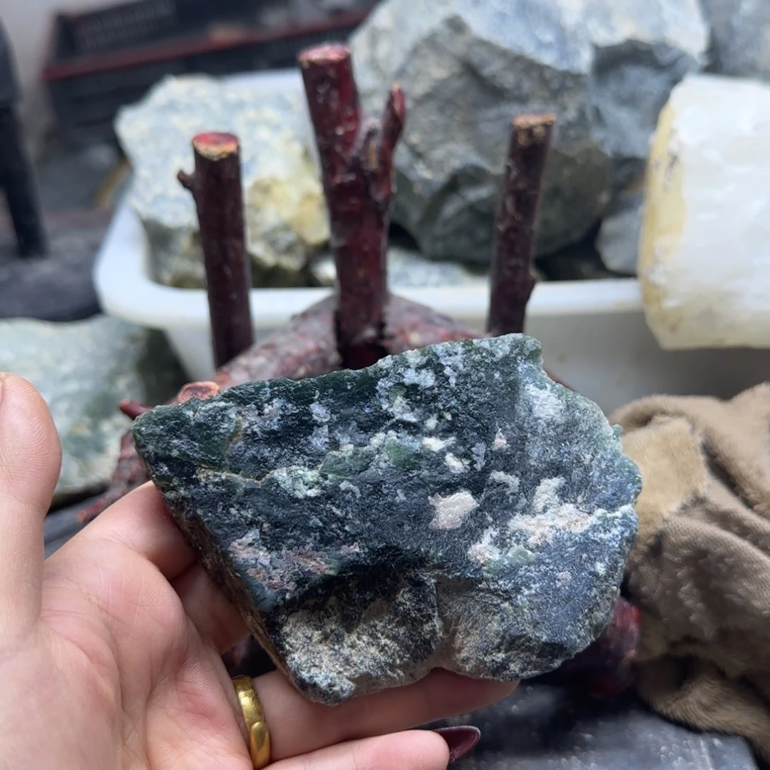 蛇纹石玉未镶嵌原石