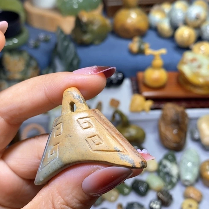 未镶嵌岫岩河磨玉（透闪石质玉）把件