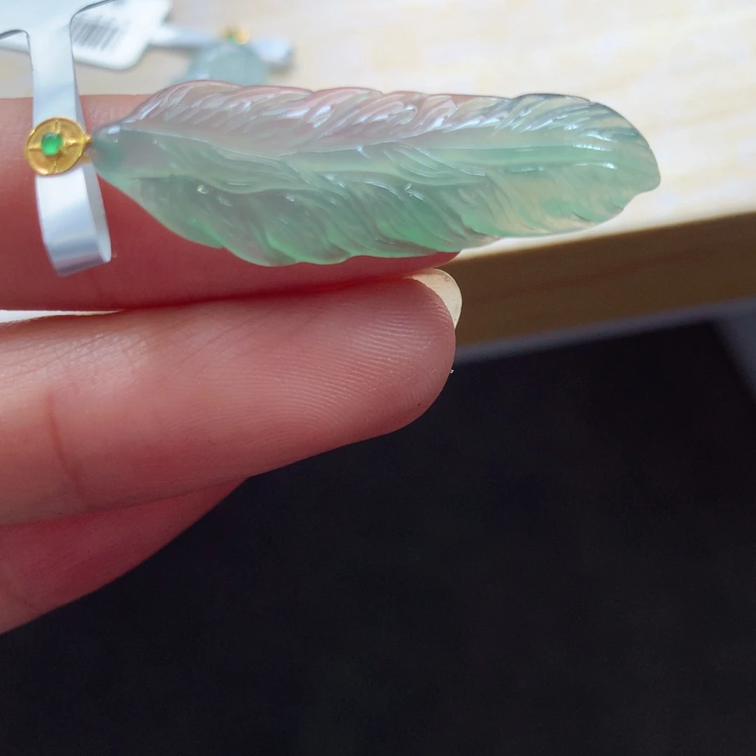 翡翠18K金镶嵌颈饰吊坠