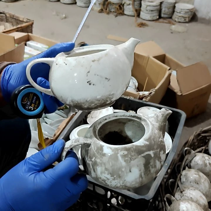 瓷片盘子碗茶壶啥都有