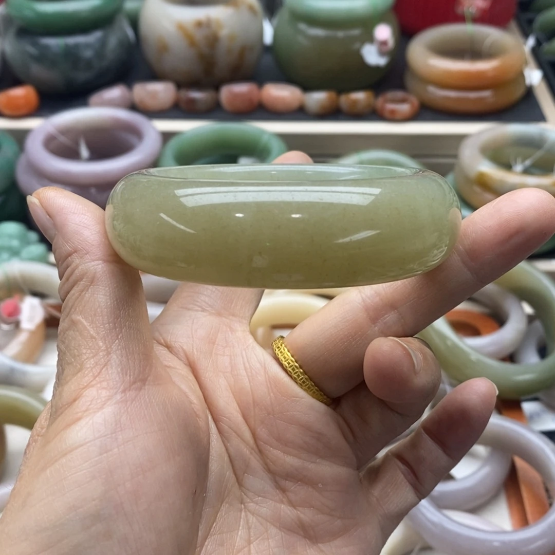 @***子石英岩玉未镶嵌手镯