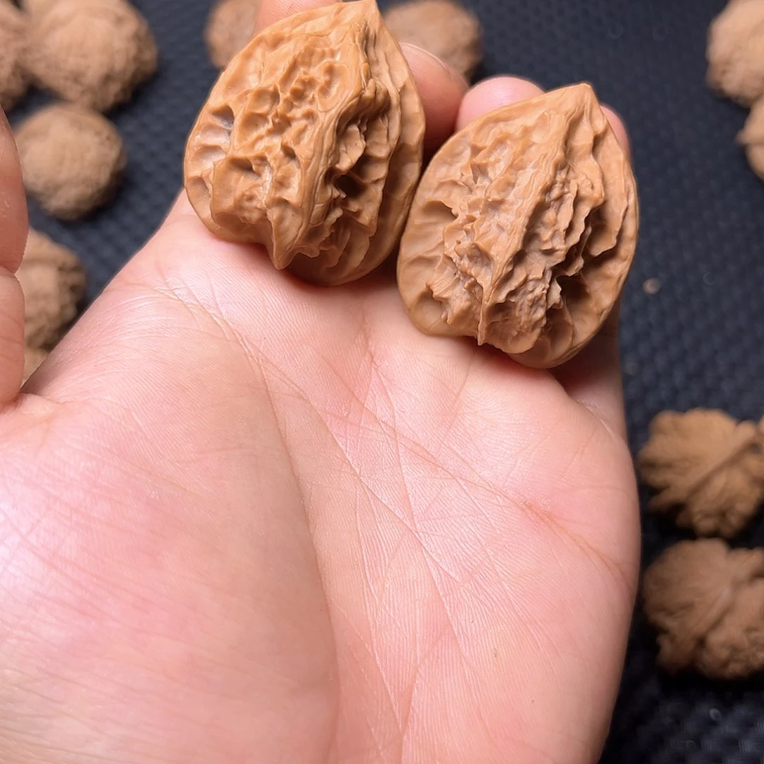 文玩核桃吊坠龙骨鸡心