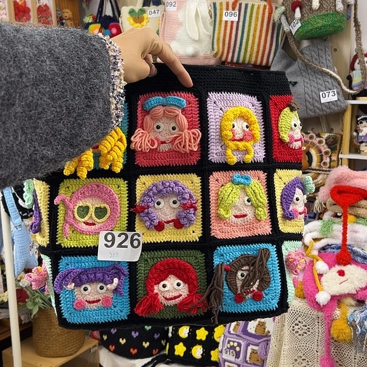 织绣黑色丑娃单肩托特