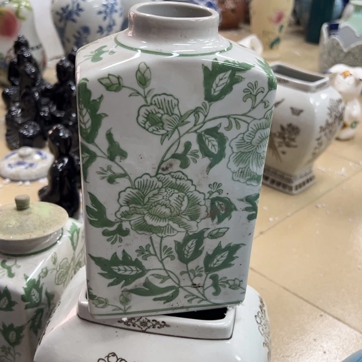 瓷片微瑕陶瓶。。。。。。。。。。。。。