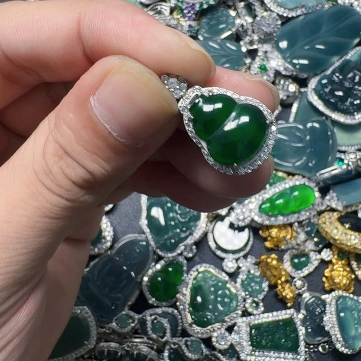 翡翠未镶嵌颈饰天然A货翡翠放漏