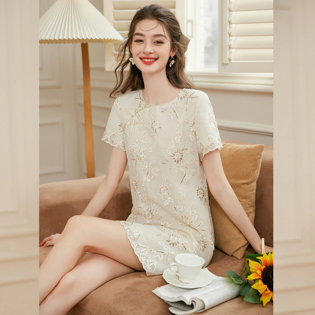 白鹿语25夏时尚无弹绣花工艺面料轻国风感圆领短袖连衣裙WYU20140