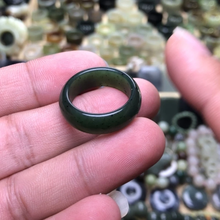 羽***歌和田玉未镶嵌颈饰