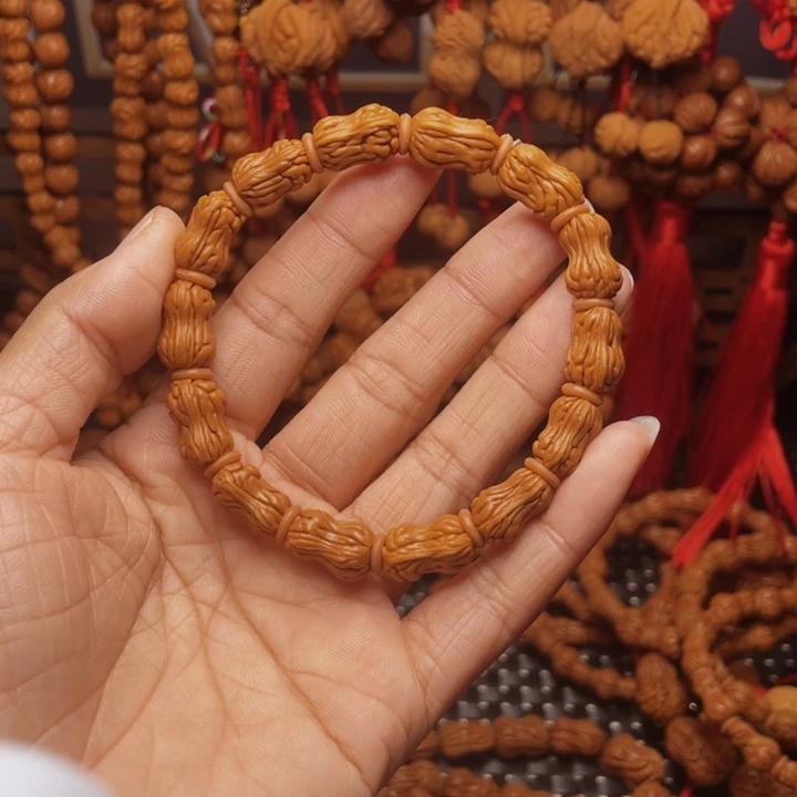 雪***洋木质类龙纹桃枭挂件