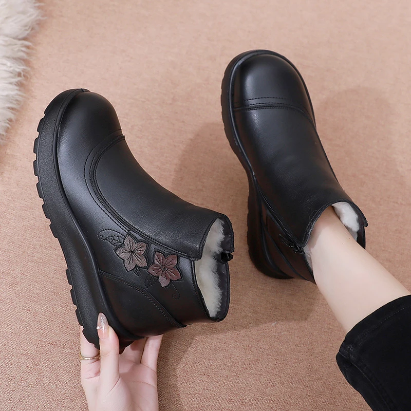 中老年软底妈妈鞋加绒防滑真皮羊毛中老年人短靴保暖老人冬季女鞋