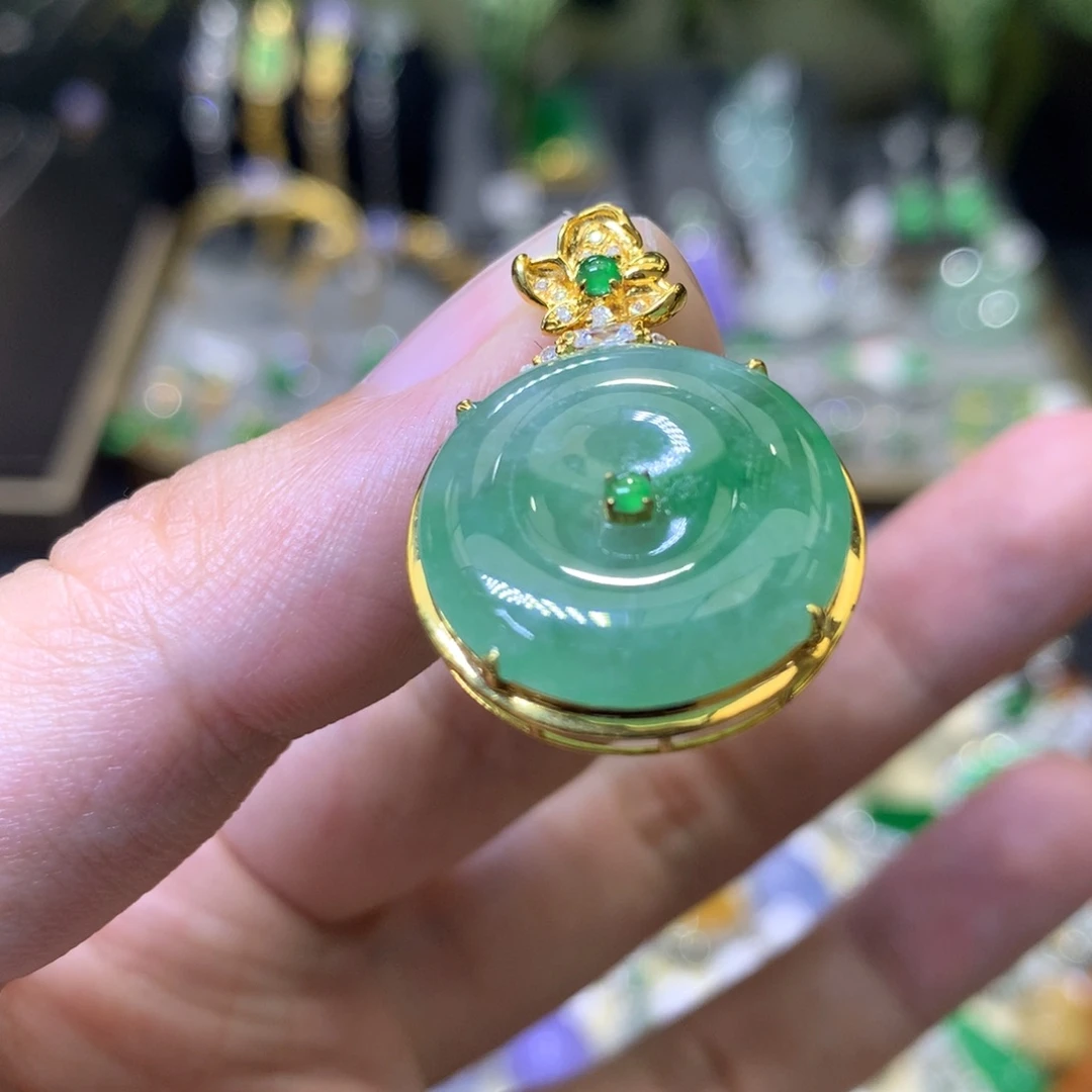 颈饰18K金镶嵌翡翠