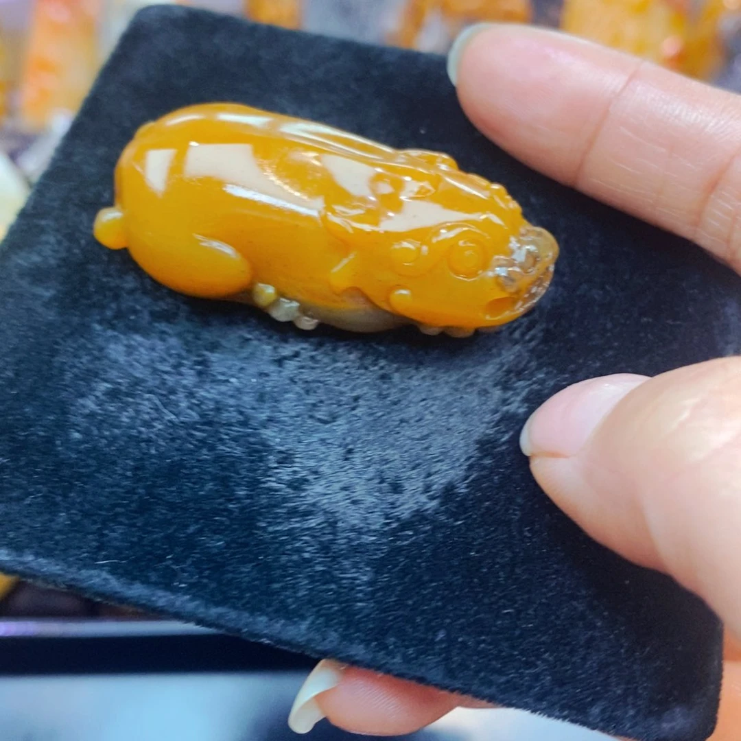 未镶嵌石英质玉（黄龙玉）颈饰