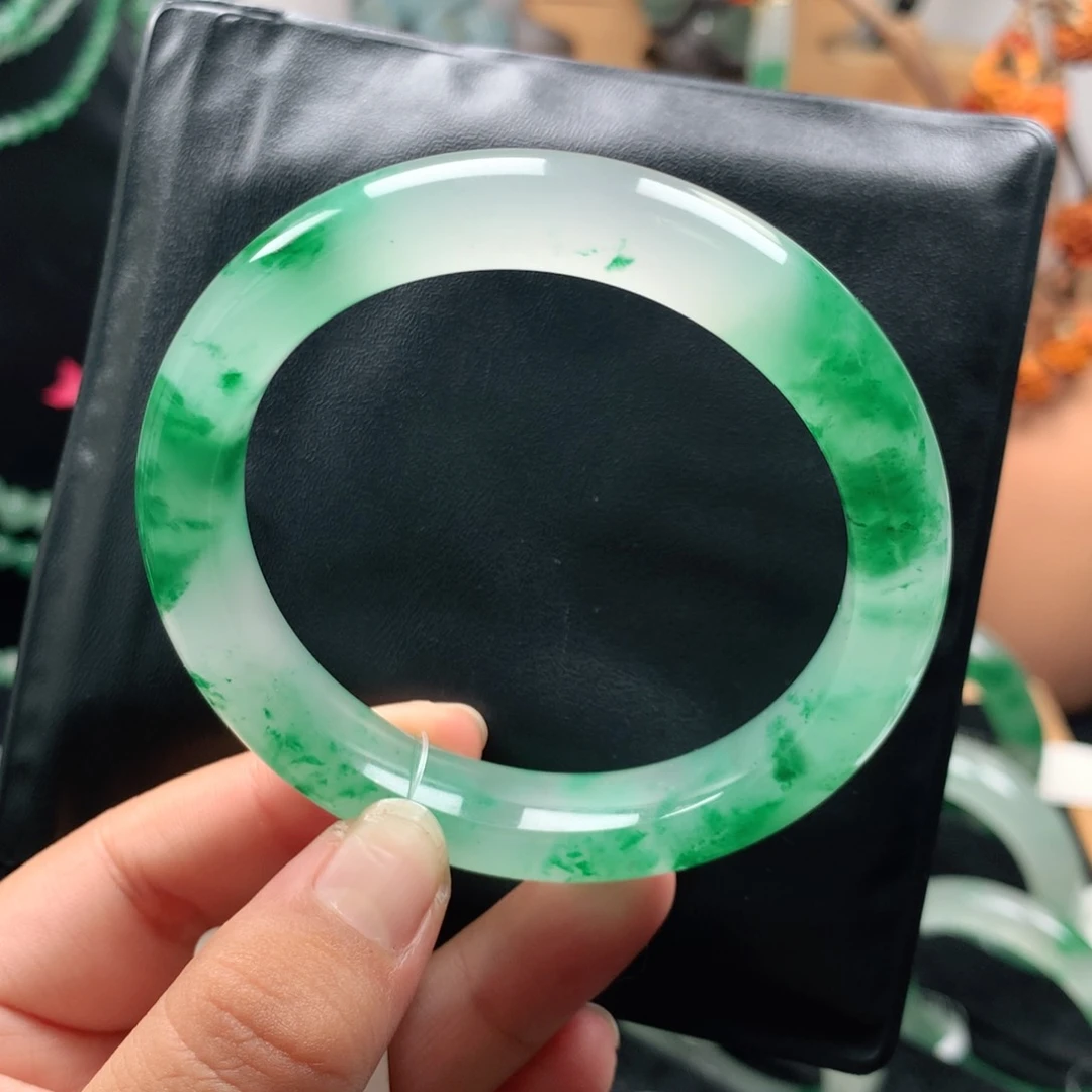 石英质玉（非洲翠）镯子未镶嵌