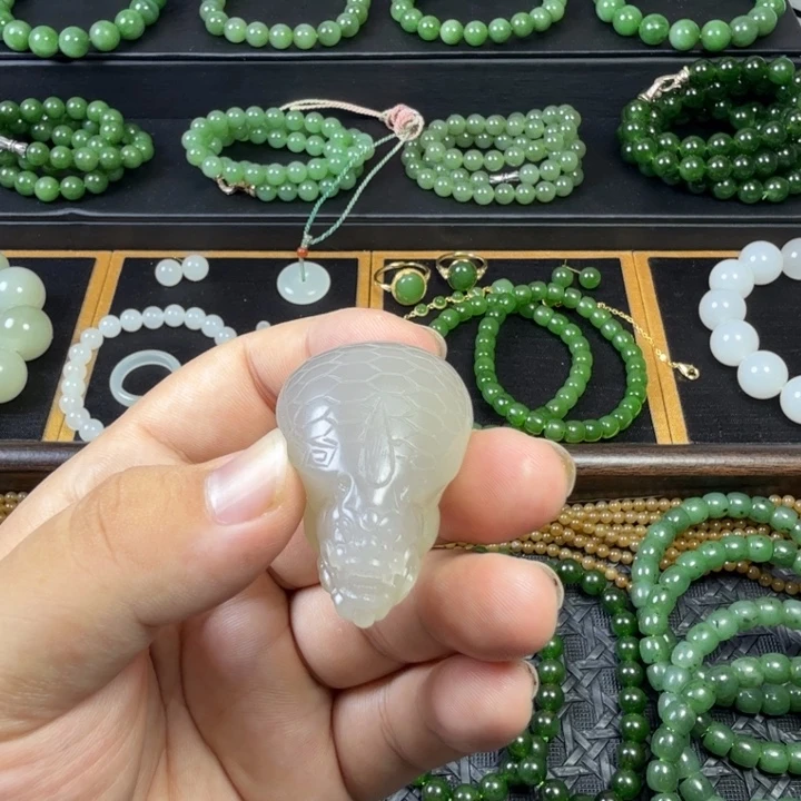 颈饰未镶嵌和田玉（糖玉）