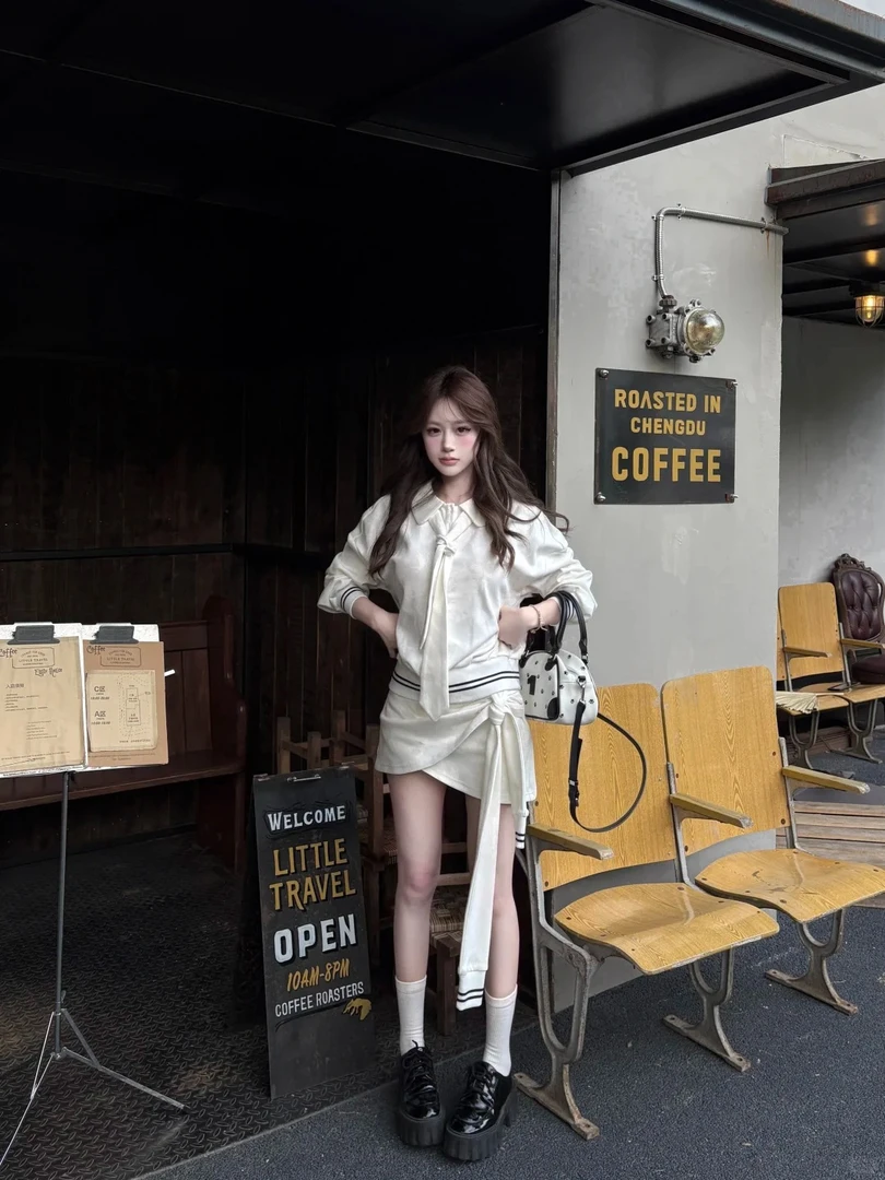 休闲运动服套装女秋季新款娃娃领白色卫衣设计感绑带半身裙两件套