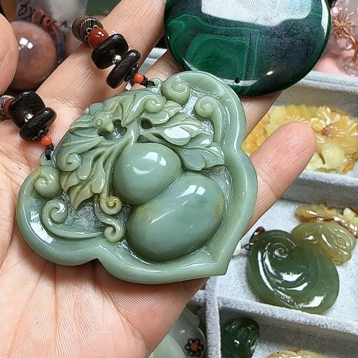 蛇纹石玉颈饰未镶嵌博***舞