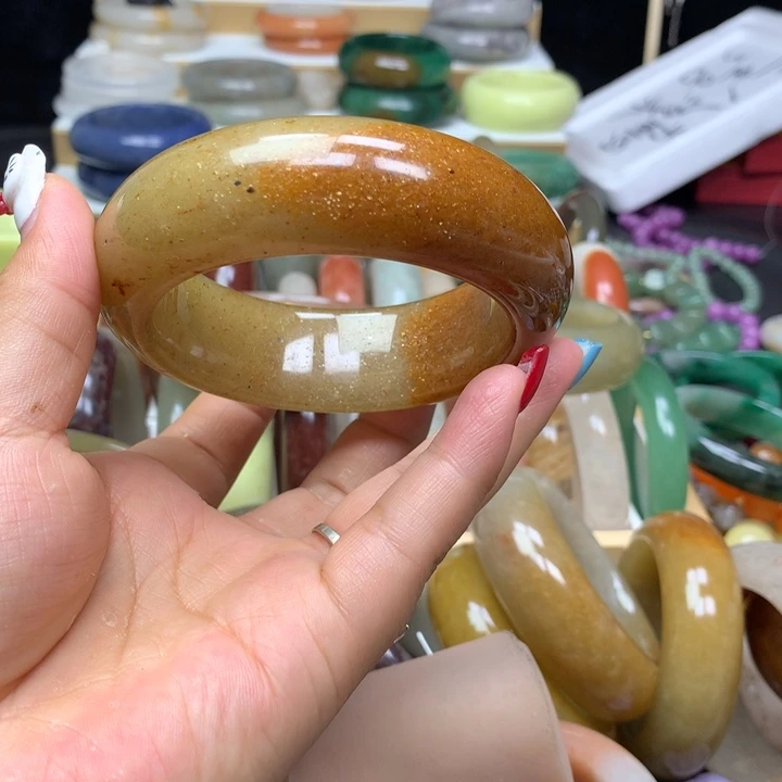 石英质玉手镯未镶嵌宝*?