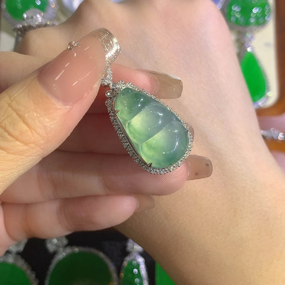 颈饰18K金镶嵌翡翠