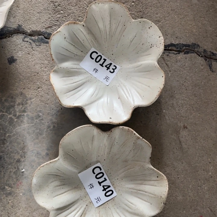 。***✰瓷143、140粗陶花朵碗微瑕2个