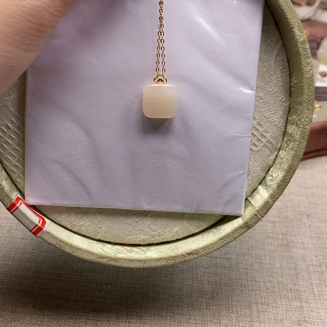 颈饰18K金镶嵌和田玉佳**心方糖