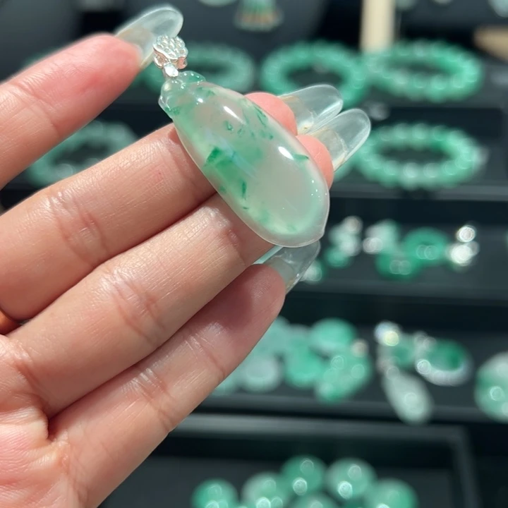 石英质玉（非洲翠）未镶嵌颈饰