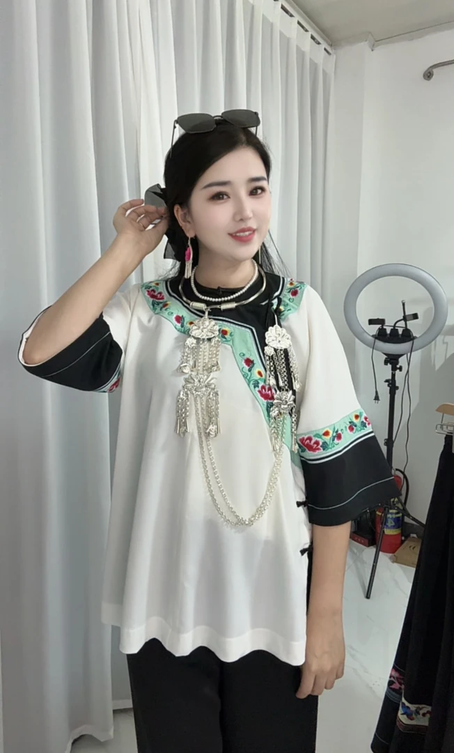 高品质醋酸面料，柔软圆领苗族上衣