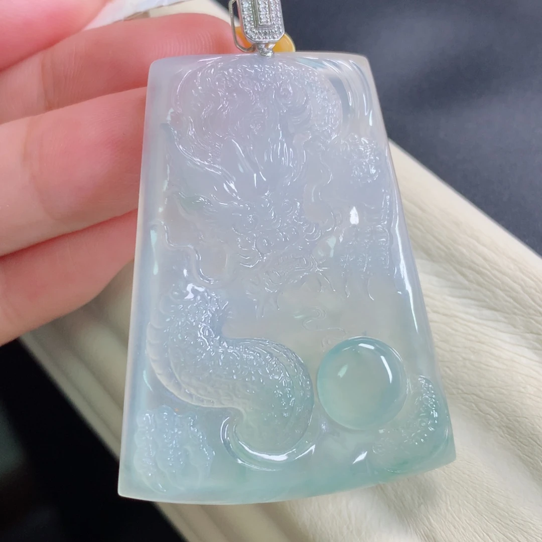 翡翠未镶嵌颈饰龙牌