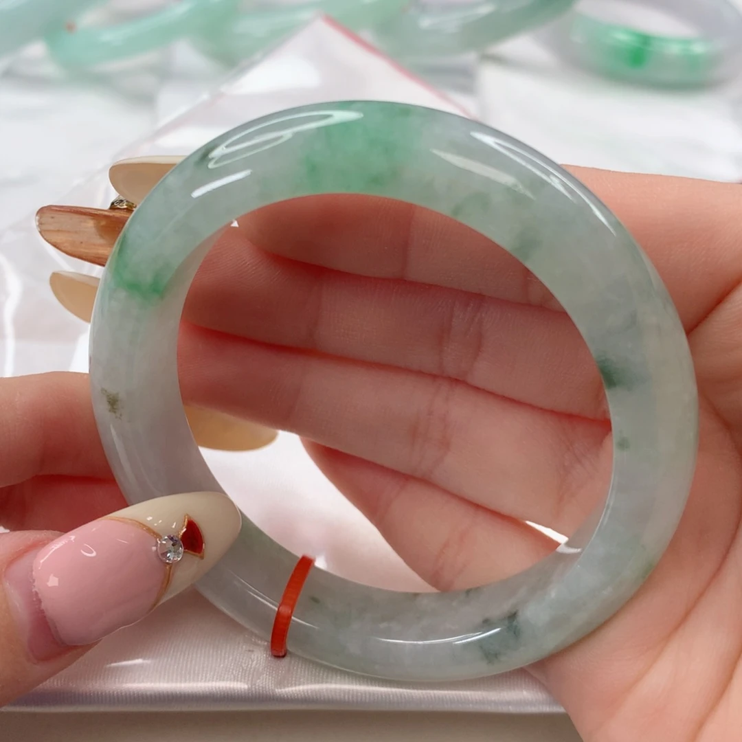 翡翠手镯未镶嵌53.8绿底飘花正圈