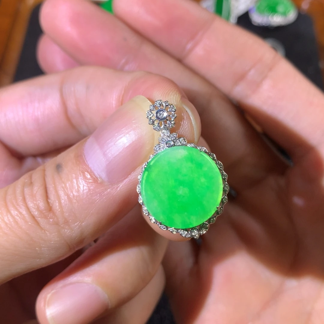 翡翠18K金镶嵌颈饰翡翠