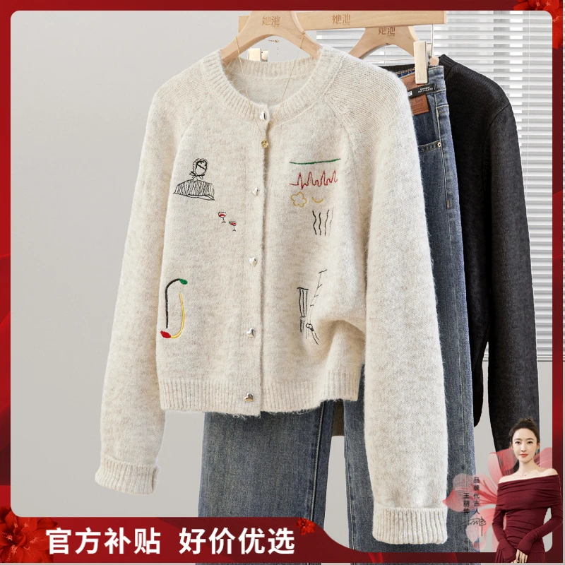 她池2025秋装新款女装卡通刺绣圆领宽松单排扣针织衫T53X3787Z