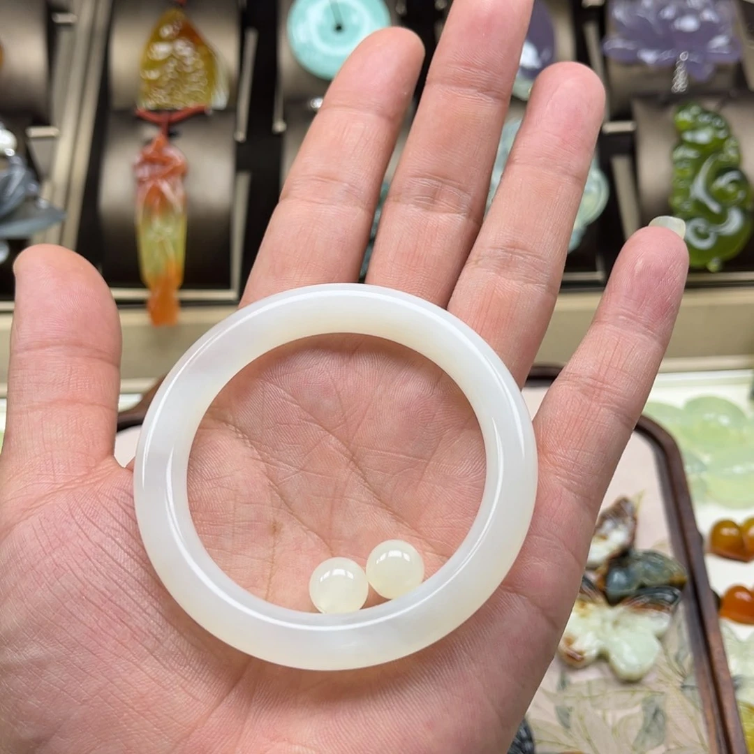 未镶嵌蛇纹石玉颈饰坏*人