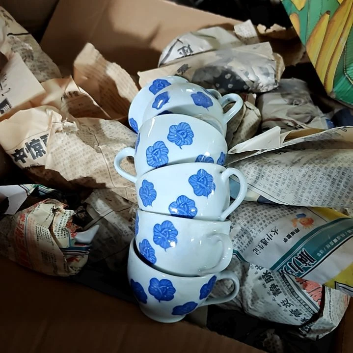 瓷片盘子碗茶壶啥都有