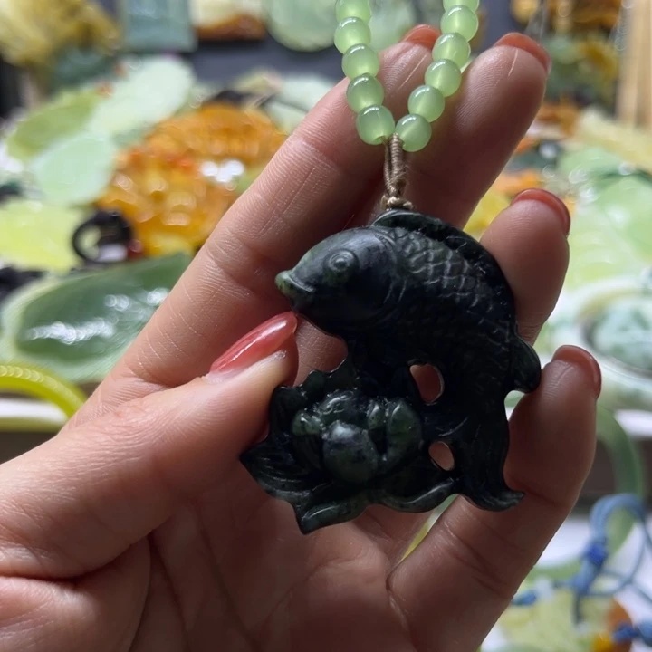 蛇纹石玉未镶嵌颈饰