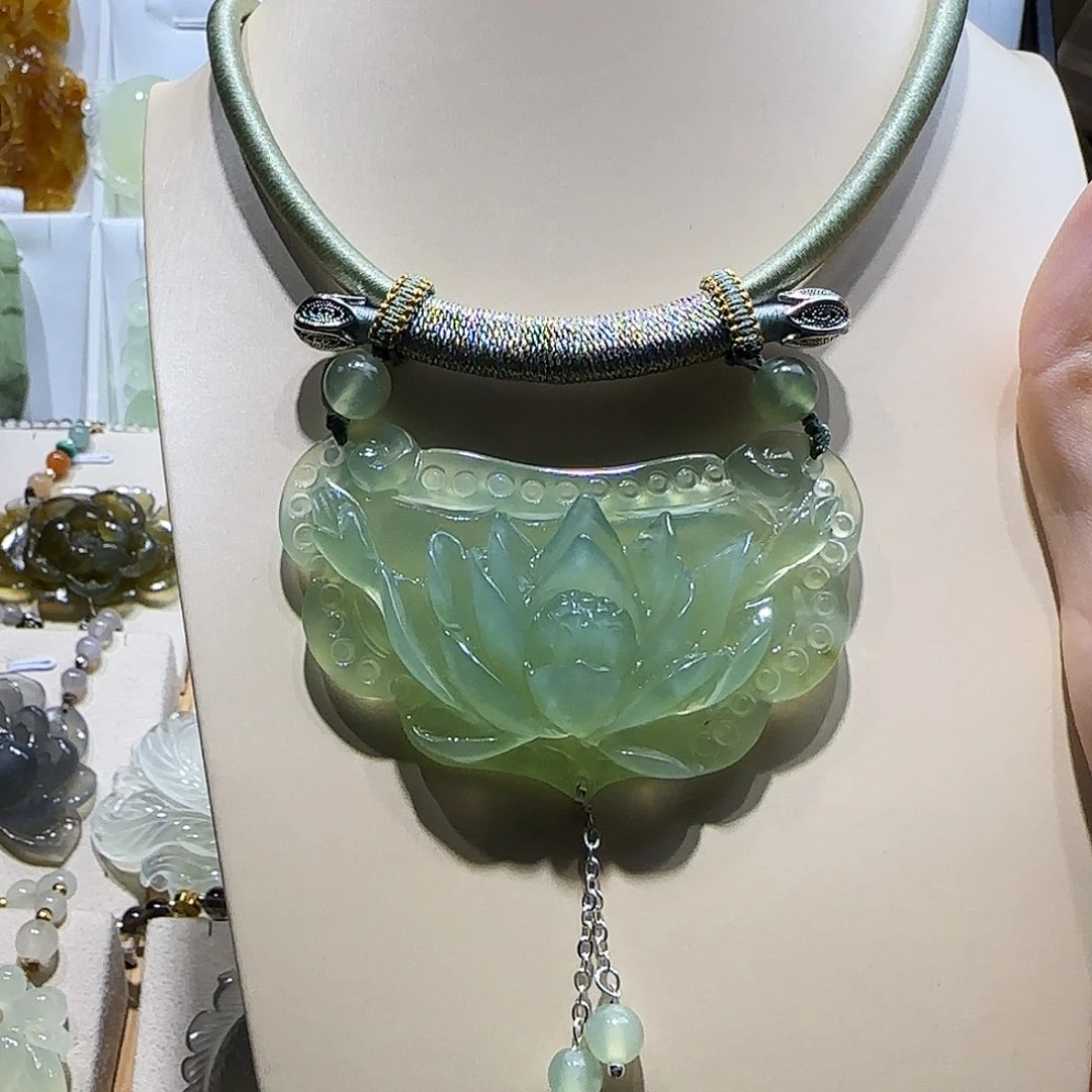 蛇纹石玉未镶嵌颈饰