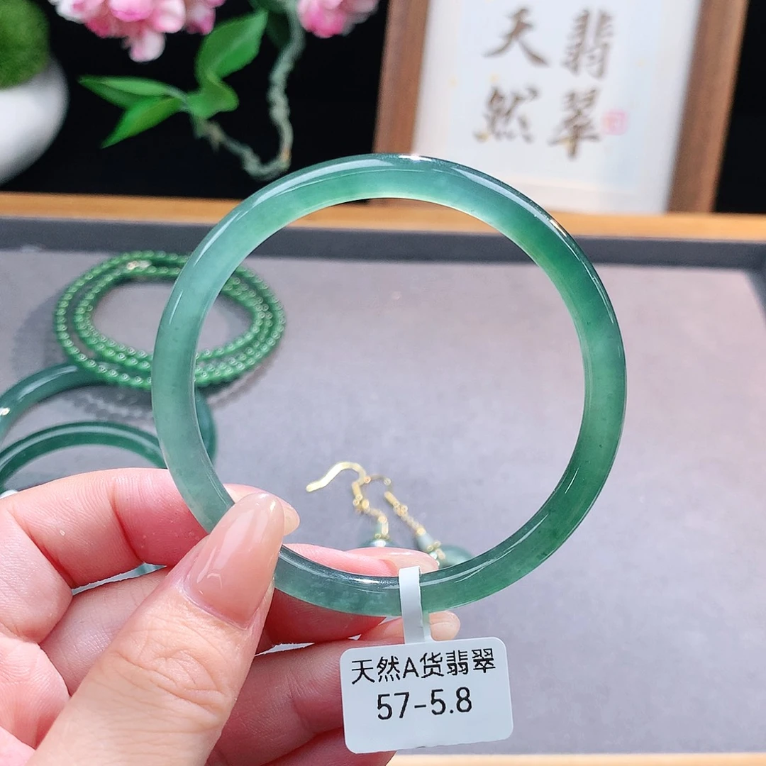 未镶嵌手镯（圆镯）翡翠